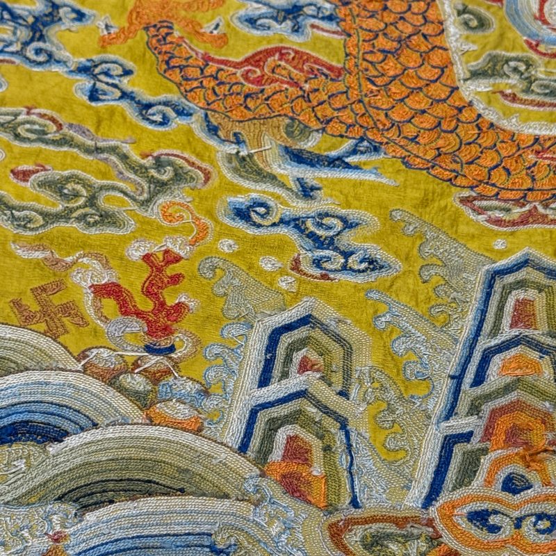 Two Chinese yellow-ground seed-stitch embroidered 'Dragon' panels - 图51