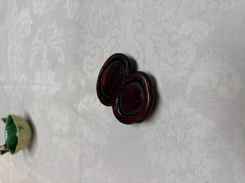 A pair of Chinese famille verte sancai biscuit duck-and-lotus-form water droppers on later wooden stands - 图24