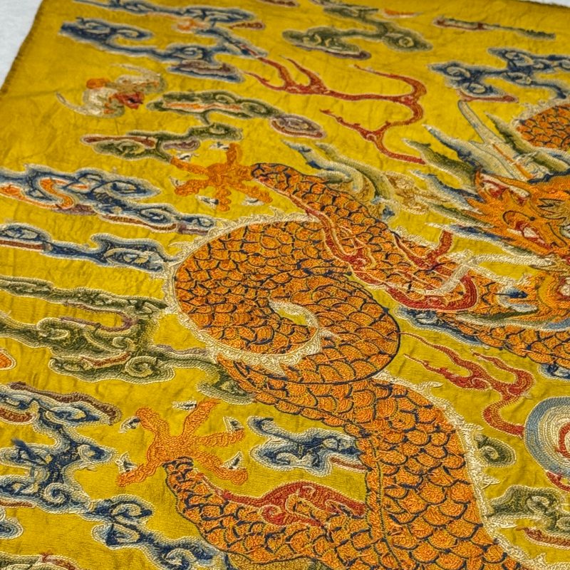 Two Chinese yellow-ground seed-stitch embroidered 'Dragon' panels - 图53