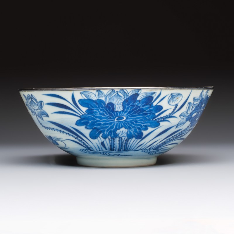 A Chinese blue and white 'Bleu de Hue' bowl with mandarin ducks in a lotus pond and a poem - 图3
