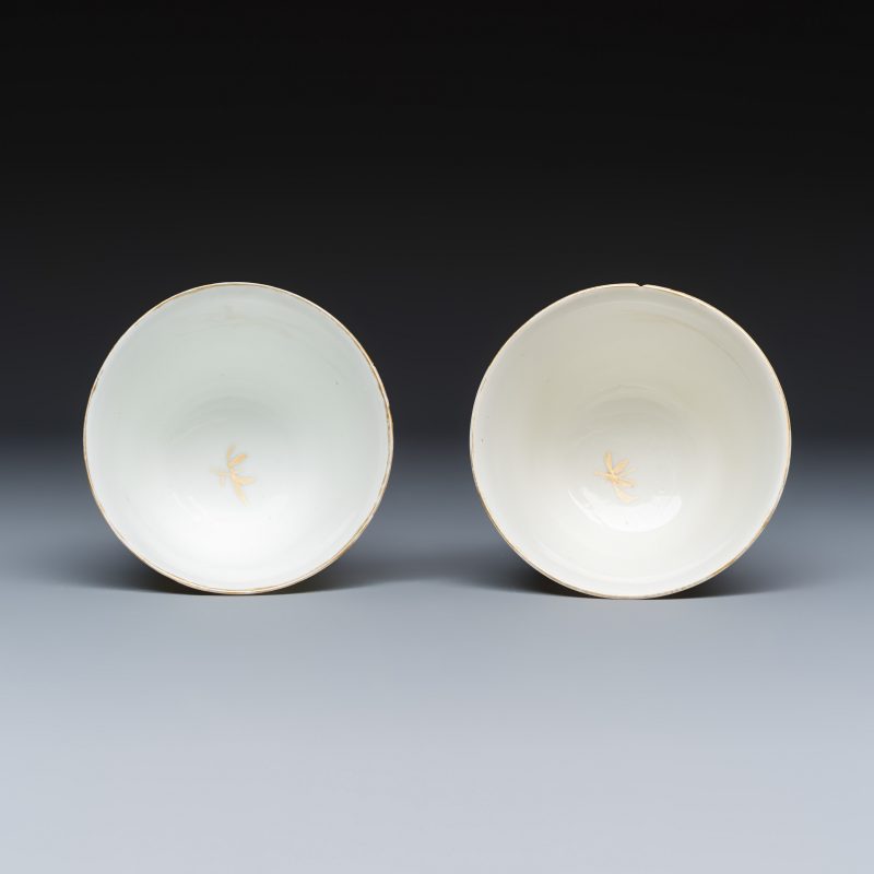 A pair of Chinese famille rose Meissen-style tea bowls and saucers with a harbour scene - 图8