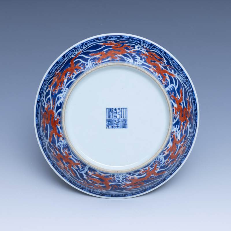 A pair of iron-red and underglaze-blue-decorated 'dragon' dishes, Qianlong mark and of the period (1736-1795) - 图6