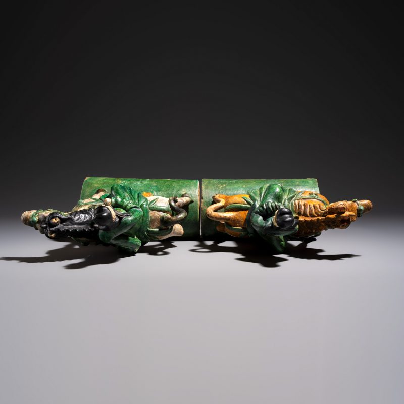 A pair of Chinese sancai-glazed stoneware 'Horseriders' roof tiles on later wooden stands - 图7