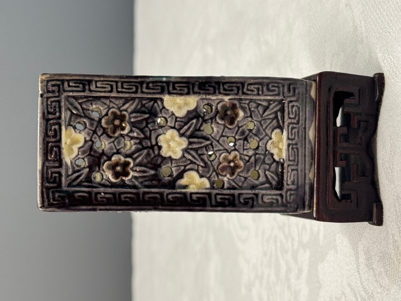 A pair of Chinese aubergine-glazed openworked square brush pots on later wooden stands - 图30