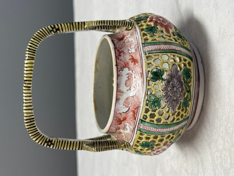 A rare Chinese verte biscuit reticulated basket - 图8