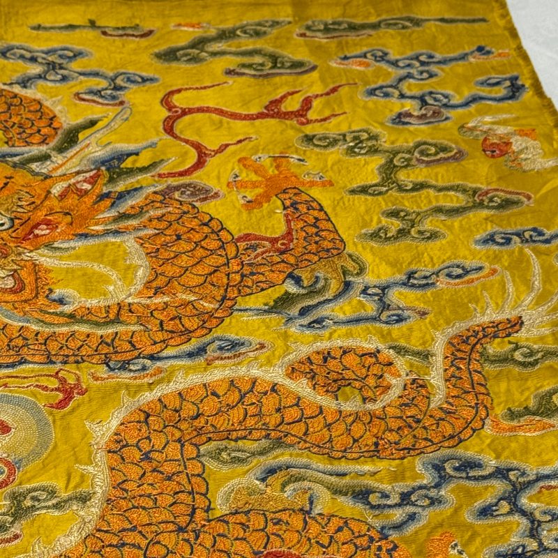 Two Chinese yellow-ground seed-stitch embroidered 'Dragon' panels - 图52