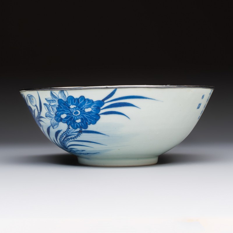 A Chinese blue and white 'Bleu de Hue' bowl with mandarin ducks in a lotus pond and a poem - 图4