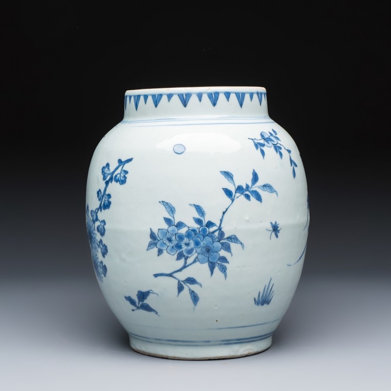 A Chinese blue and white vase with floral design and a later wooden cover - 图5