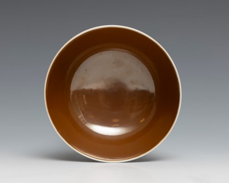A café-au-lait-glazed bowl, Guangxu mark and of the period (1875-1908) - 图3