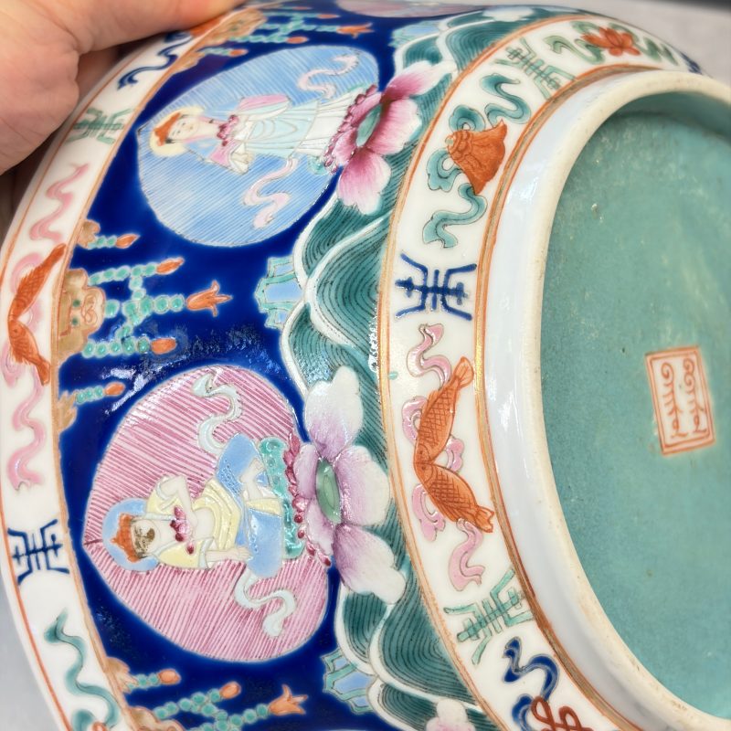 A Chinese famille rose blue-ground 'Baragon Tumed' octagonal bowl - 图21