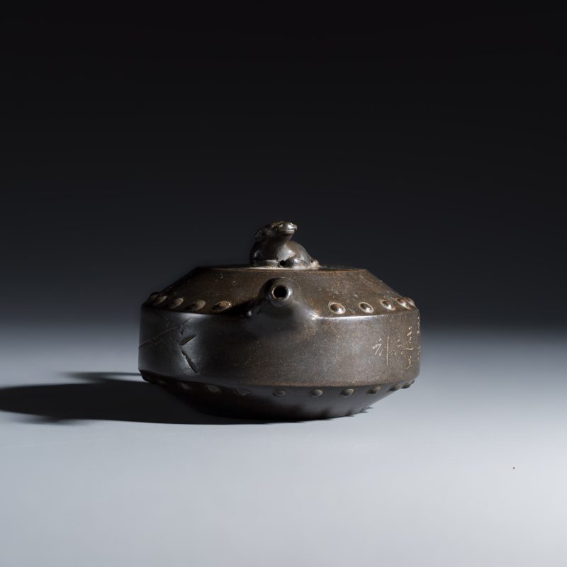 A Chinese inscribed Yixing stoneware teapot with a buffalo finial - 图5