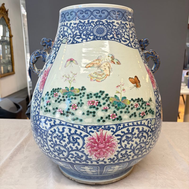A large Chinese famille rose 'Hu' vase with birds and butterflies - 图21