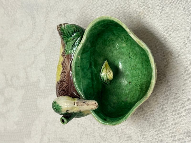 A pair of Chinese famille verte sancai biscuit duck-and-lotus-form water droppers on later wooden stands - 图45