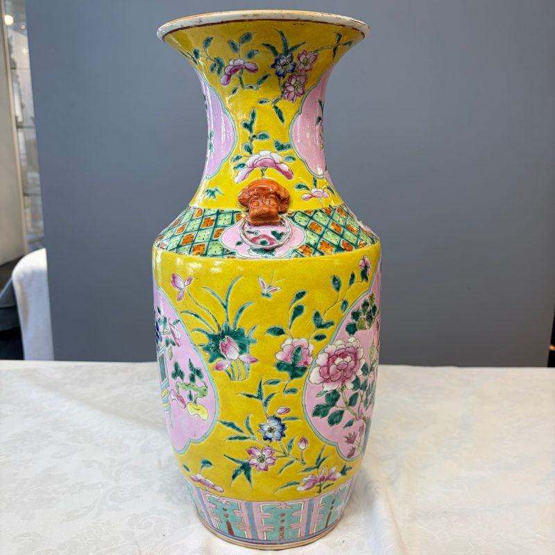 Three Chinese famille rose vases for the Straits or Peranakan market, one mounted as a lamp - 图41
