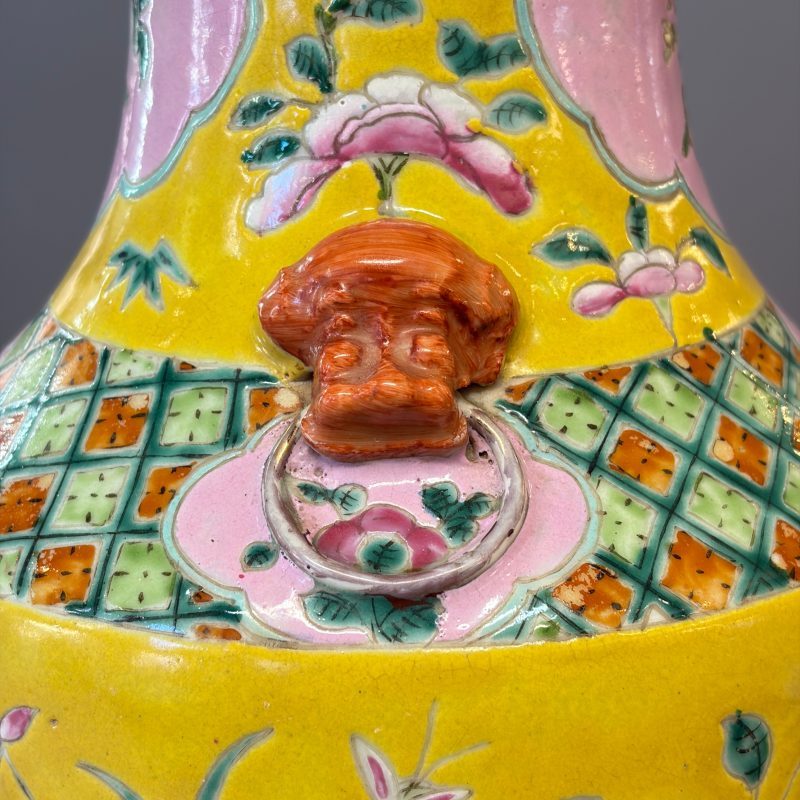 Three Chinese famille rose vases for the Straits or Peranakan market, one mounted as a lamp - 图43