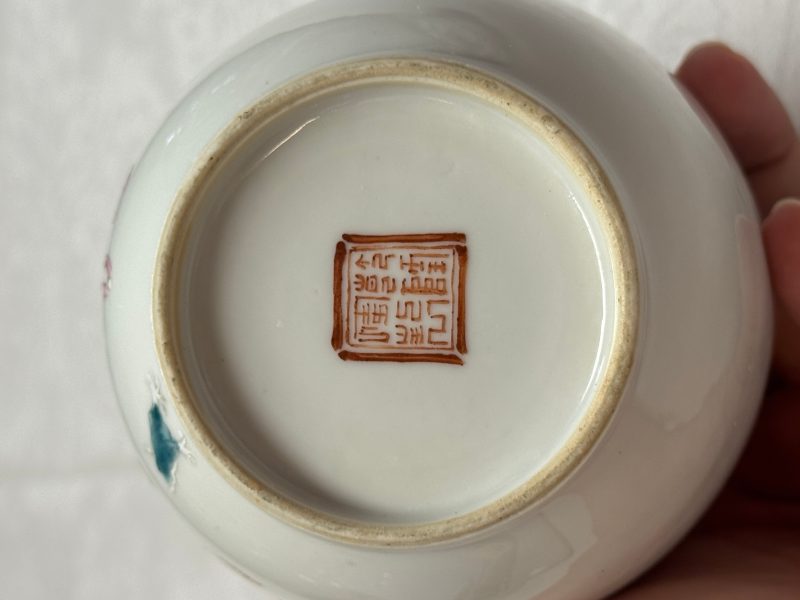 A Chinese famille rose 'Hehe Erxian' and 'Liu Hai' vase - 图15
