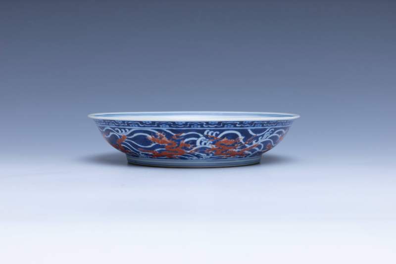 A pair of iron-red and underglaze-blue-decorated 'dragon' dishes, Qianlong mark and of the period (1736-1795) - 图8