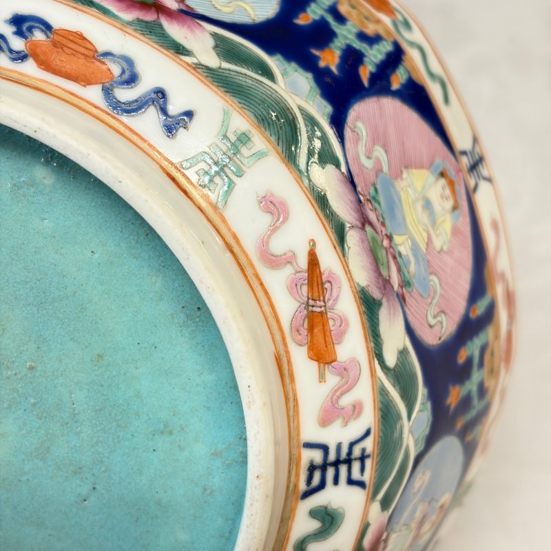 A Chinese famille rose blue-ground 'Baragon Tumed' octagonal bowl - 图23