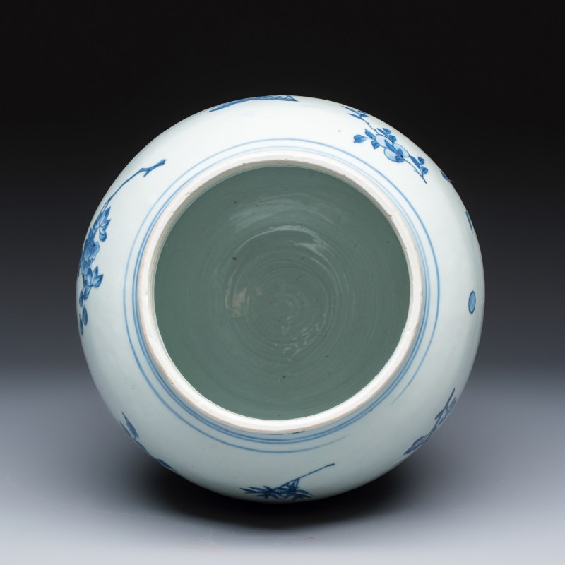 A Chinese blue and white vase with floral design and a later wooden cover - 图6