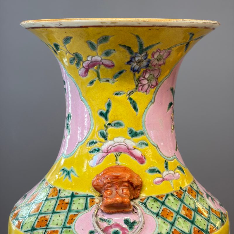 Three Chinese famille rose vases for the Straits or Peranakan market, one mounted as a lamp - 图42