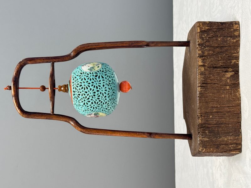 A Chinese famille rose turquoise-ground reticulated incense ball and cover, and a wooden stand - 图13