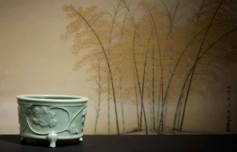 An heirloom Longquan celadon 'peony' tripod incense burner, Southern Song – Yuan dynasty | 南宋至元　龍泉青釉貼纏枝牡丹紋奩式爐 - 图3