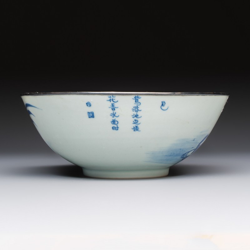 A Chinese blue and white 'Bleu de Hue' bowl with mandarin ducks in a lotus pond and a poem - 图5