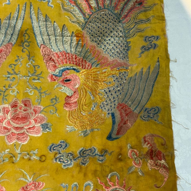 A pair of Chinese yellow-ground embroidered 'Dragons' and 'Phoenixes' panels - 图23