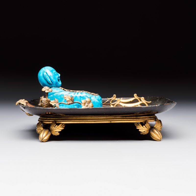 A French lacquered and gilt-bronze-mounted inkwell with a Chinese turquoise-glazed Buddha - 图5