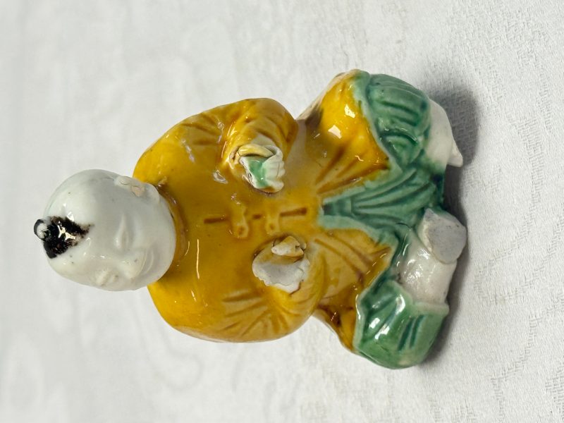 A Chinese famille verte sancai biscuit model of a seated boy and a 'He He Er Xian' group - 图17