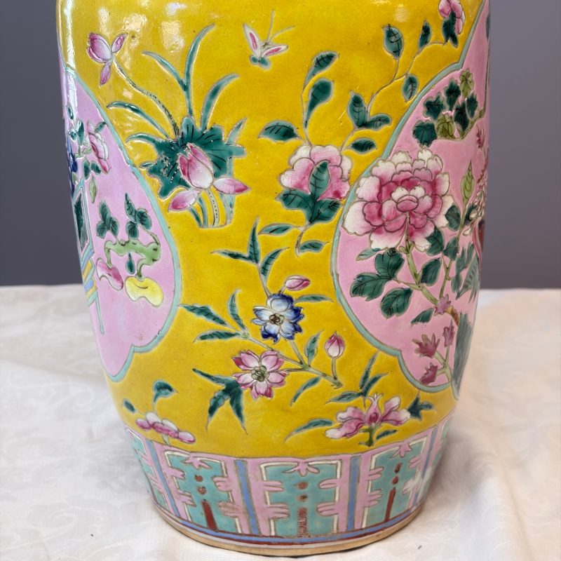 Three Chinese famille rose vases for the Straits or Peranakan market, one mounted as a lamp - 图44