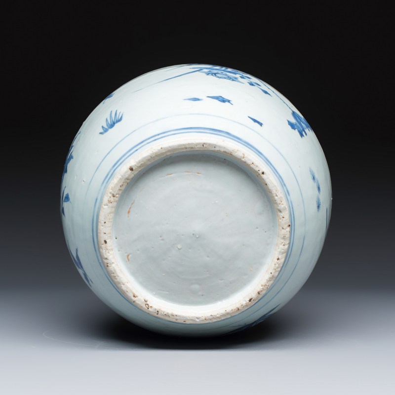 A Chinese blue and white vase with floral design and a later wooden cover - 图7