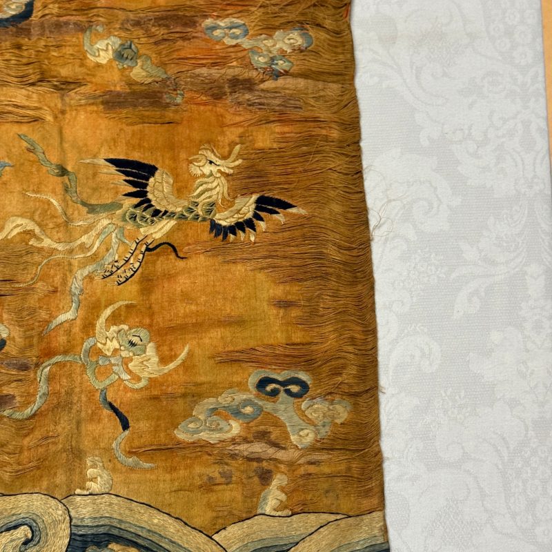 A Chinese embroidered silk 'Dragon and Phoenixes' panel - 图12