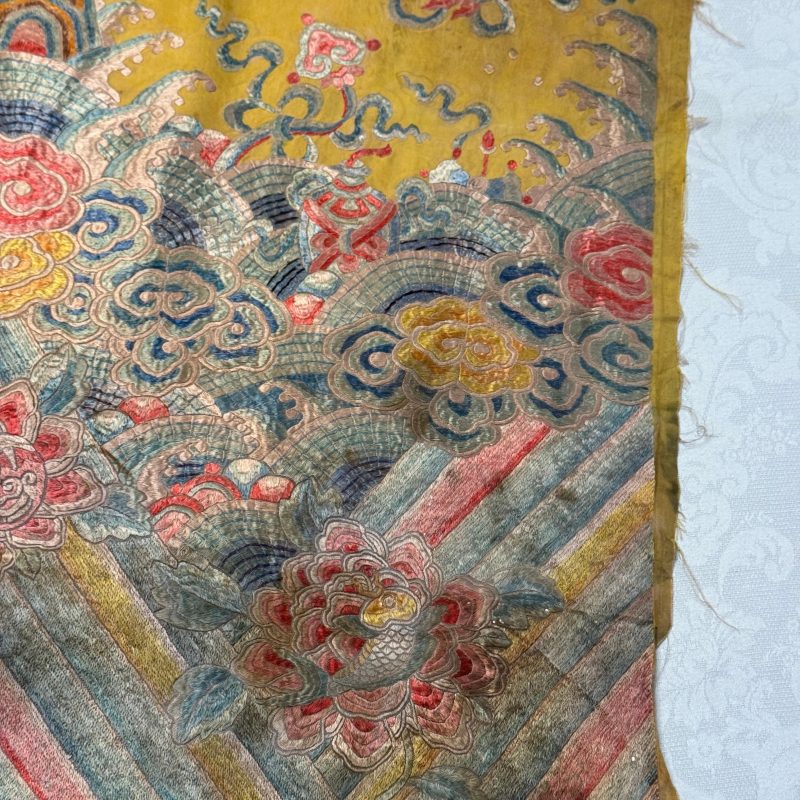 A pair of Chinese yellow-ground embroidered 'Dragons' and 'Phoenixes' panels - 图25