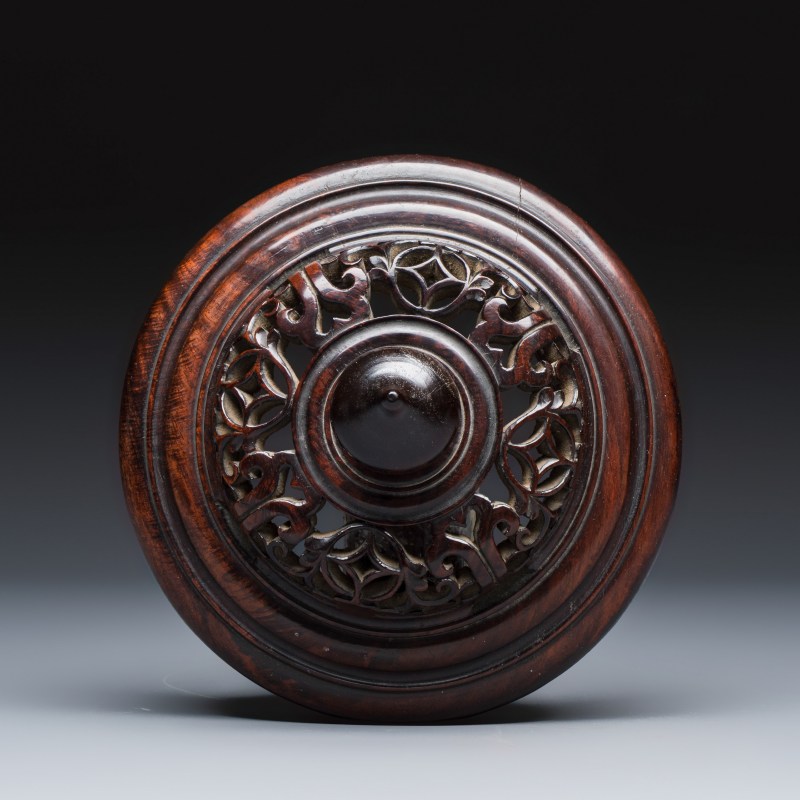 A Chinese blue and white vase with floral design and a later wooden cover - 图8