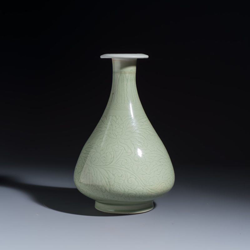 A Chinese celadon-glazed incised 'Yuhuchunping' vase with lotus scroll design - 图3