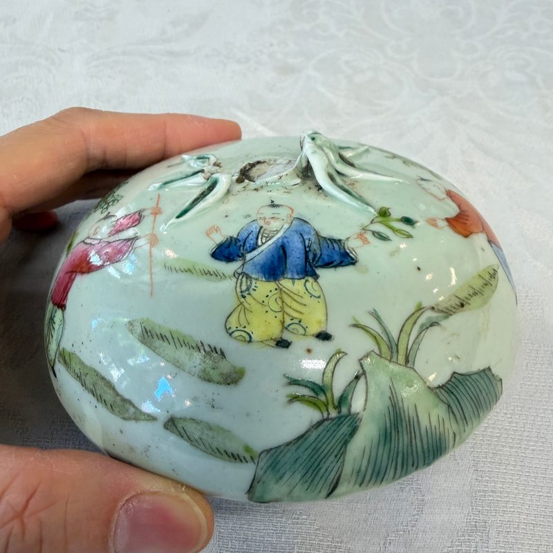 Four Chinese famille rose wares, one with gilt-bronze mounts - 图55