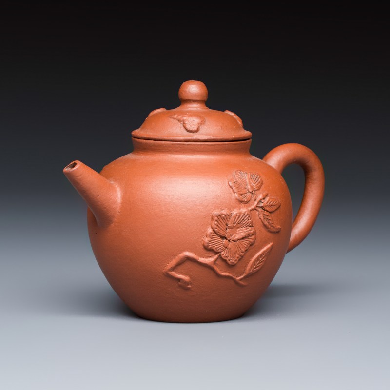 A Chinese Yixing stoneware teapot and cover with floral relief design - 图1