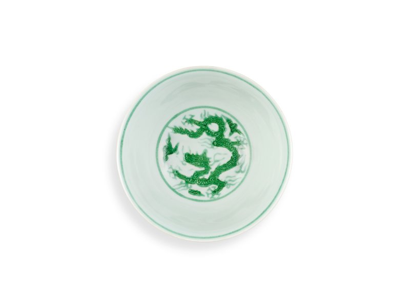 A large incised green-enamelled 'dragon' bowl, Mark and period of Zhengde | 明正德　白地暗刻海水素胎綠彩龍紋大盌　《大明正德年製》款 - 图3