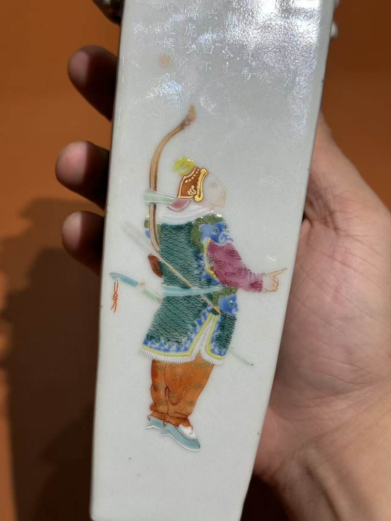 清道光 粉彩无双谱兽耳四方瓶 - 图6
