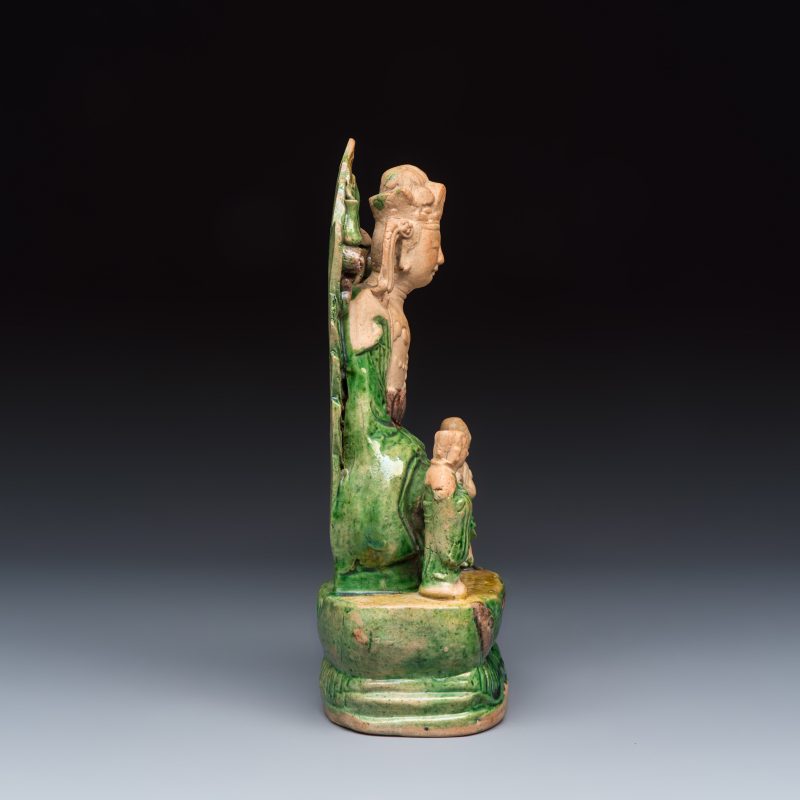 A Chinese sancai-glazed stoneware group of Guanyin and two attendants - 图5