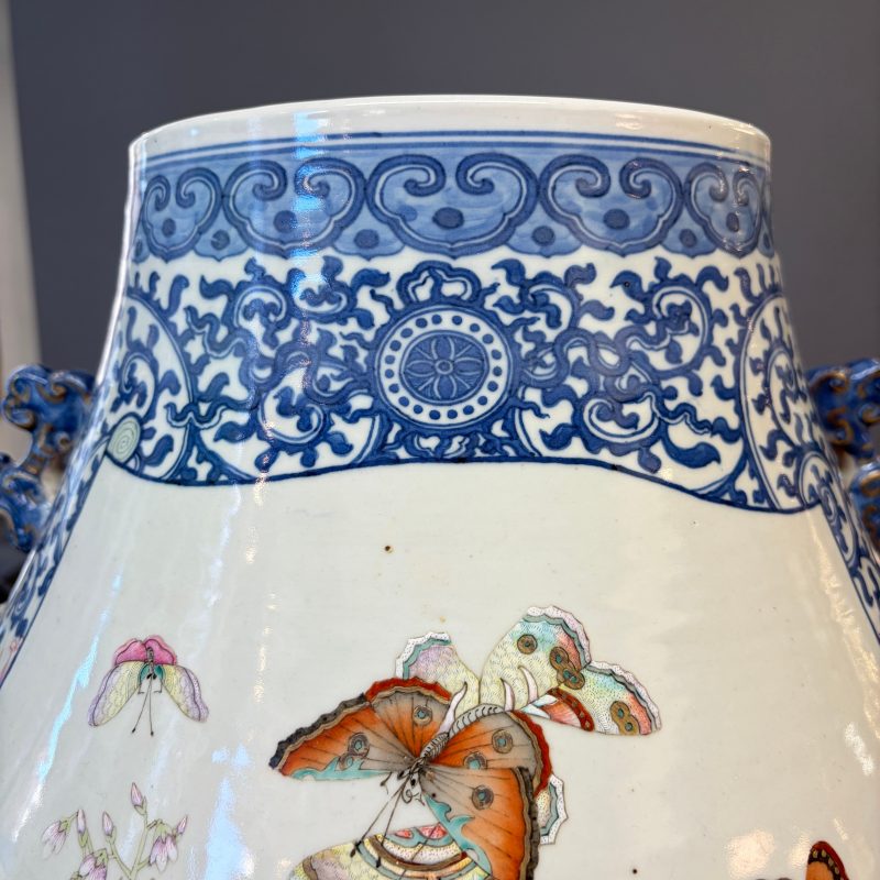A large Chinese famille rose 'Hu' vase with birds and butterflies - 图22