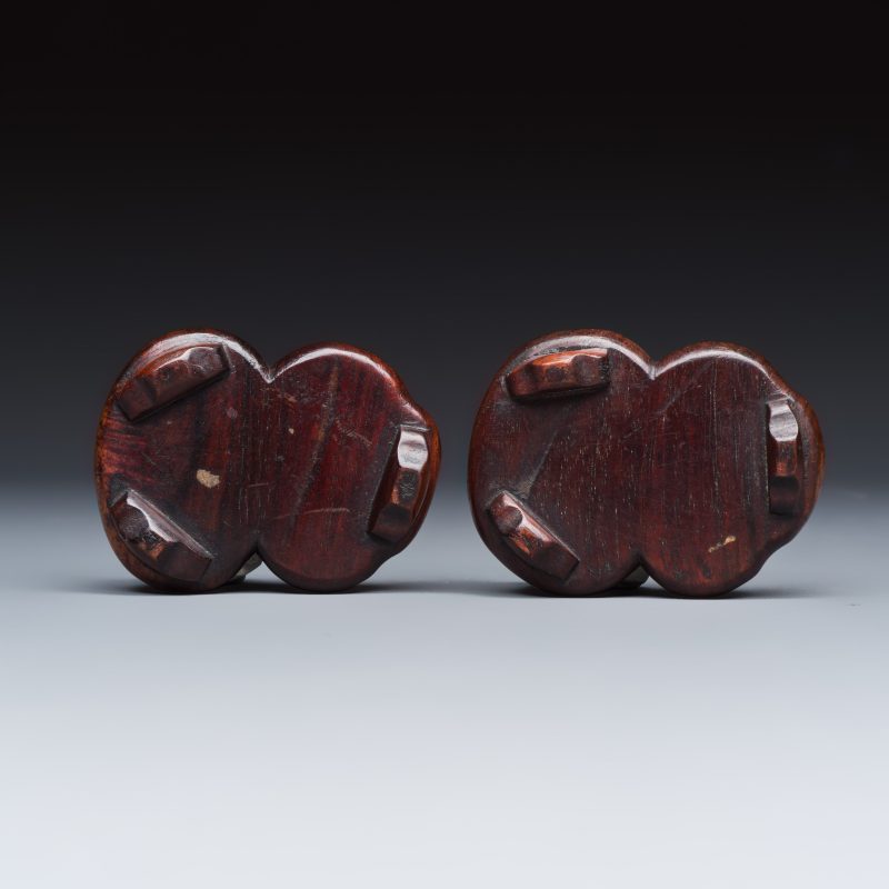 A pair of Chinese famille verte sancai biscuit duck-and-lotus-form water droppers on later wooden stands - 图9