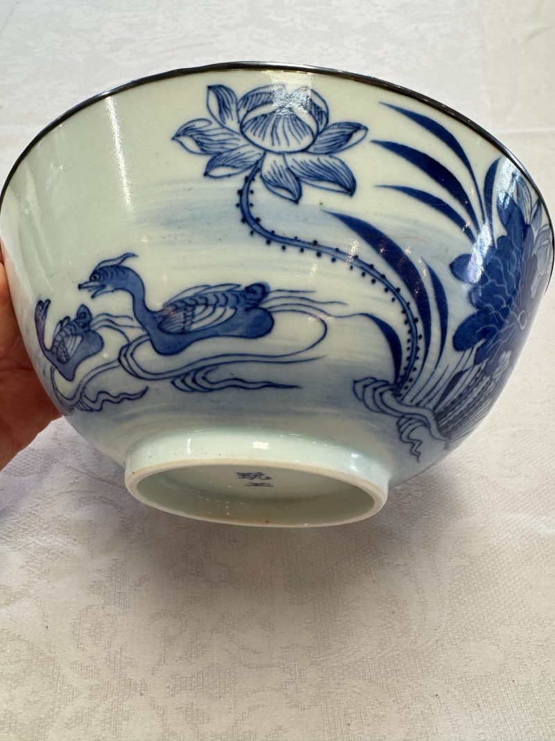 A Chinese blue and white 'Bleu de Hue' bowl with mandarin ducks in a lotus pond and a poem - 图8