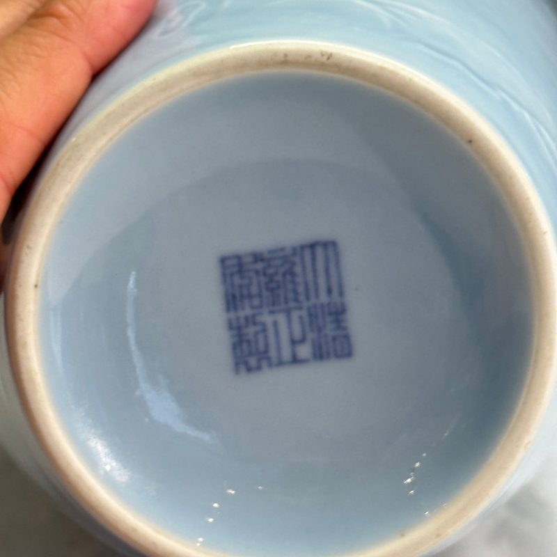 A Chinese claire-de-lune vase with floral relief design - 图19