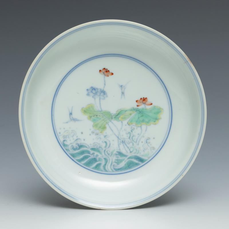 A doucai 'swallows and lotus pond' dish, Yongzheng mark and of the period (1723-1735) - 图2