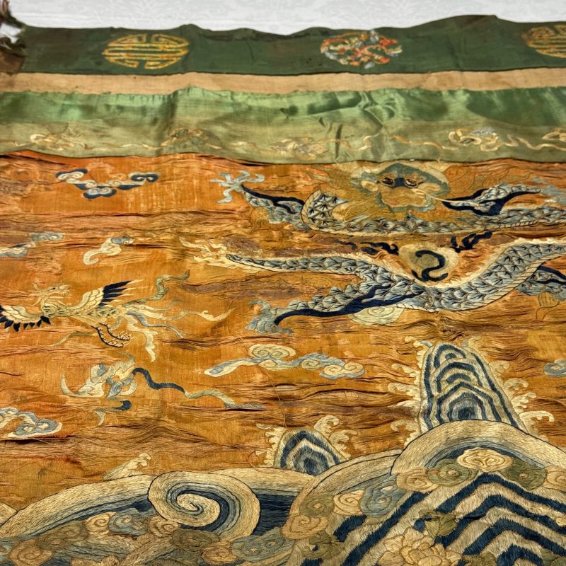 A Chinese embroidered silk 'Dragon and Phoenixes' panel - 图13