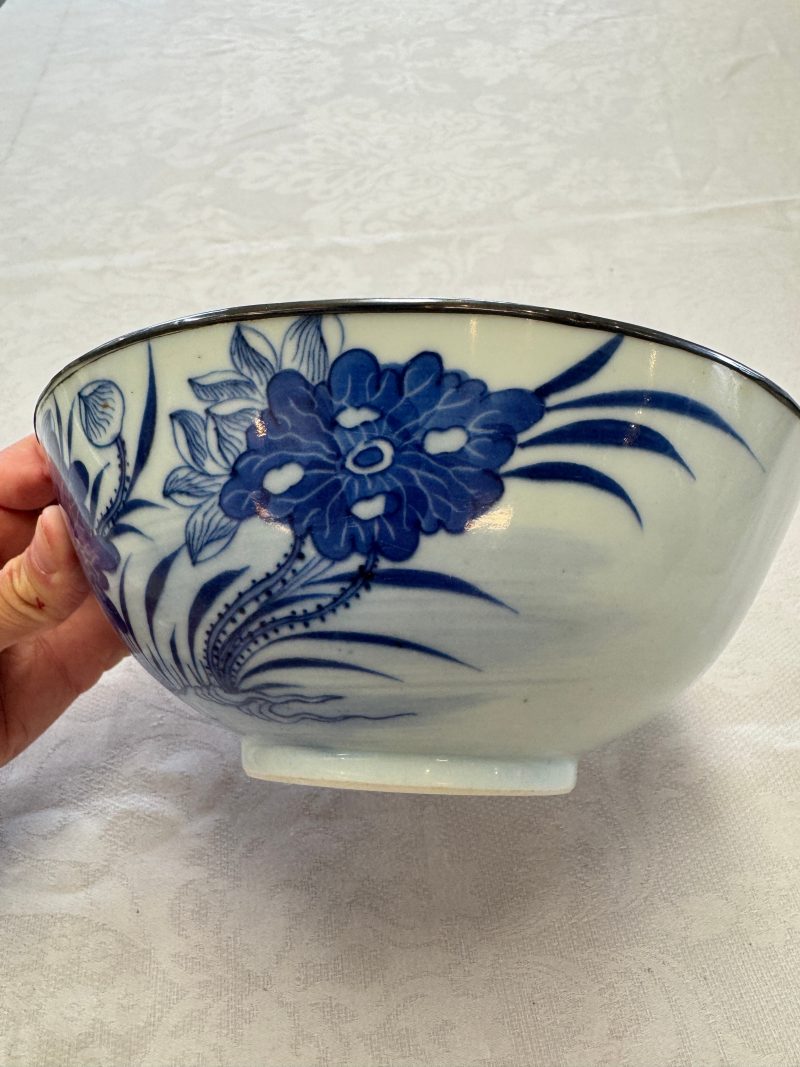 A Chinese blue and white 'Bleu de Hue' bowl with mandarin ducks in a lotus pond and a poem - 图10