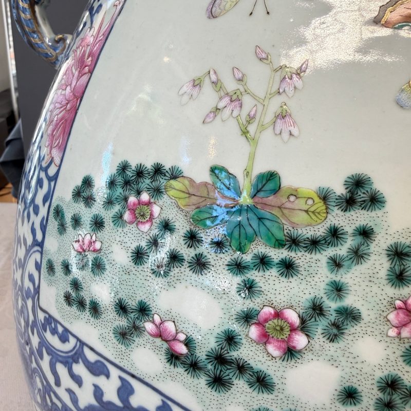 A large Chinese famille rose 'Hu' vase with birds and butterflies - 图26
