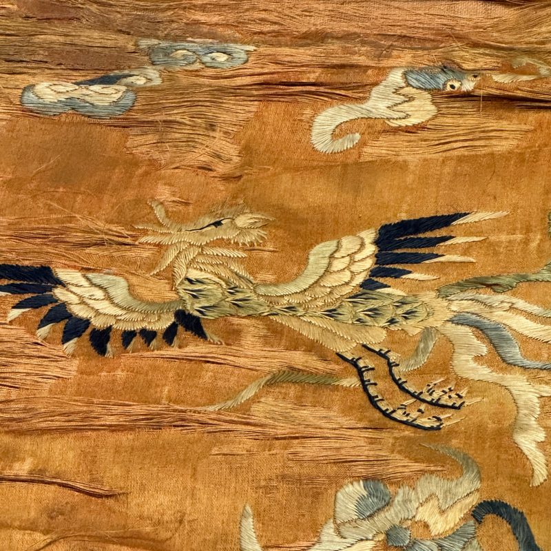 A Chinese embroidered silk 'Dragon and Phoenixes' panel - 图14